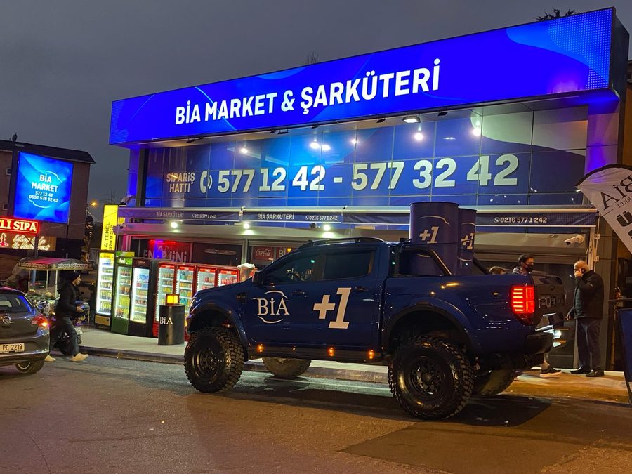 Bia Market Şarküteri dış cephe gece görünümü